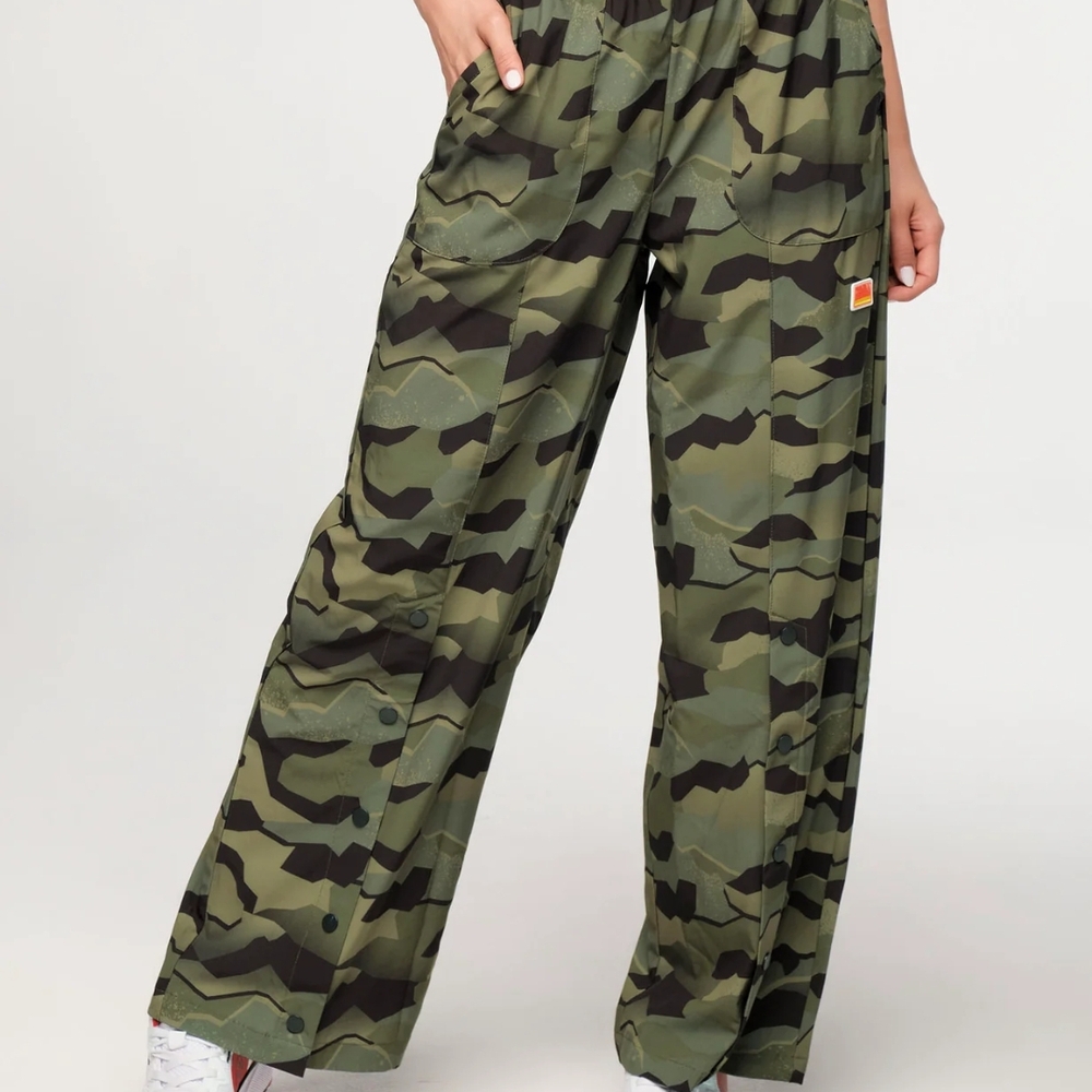 ZUMBA Explore Wide Leg Woven Pants *Olive Expedition*